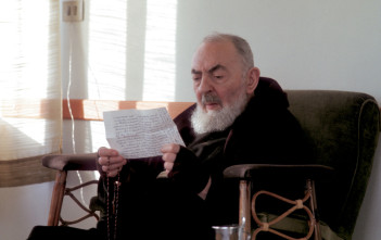 Padre Pio legge una lettera di un figlio spirituale